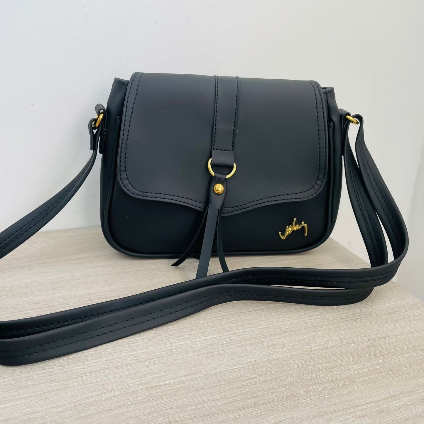 Bolso Velez en Cuero con Correa Ajustable 🔥👜