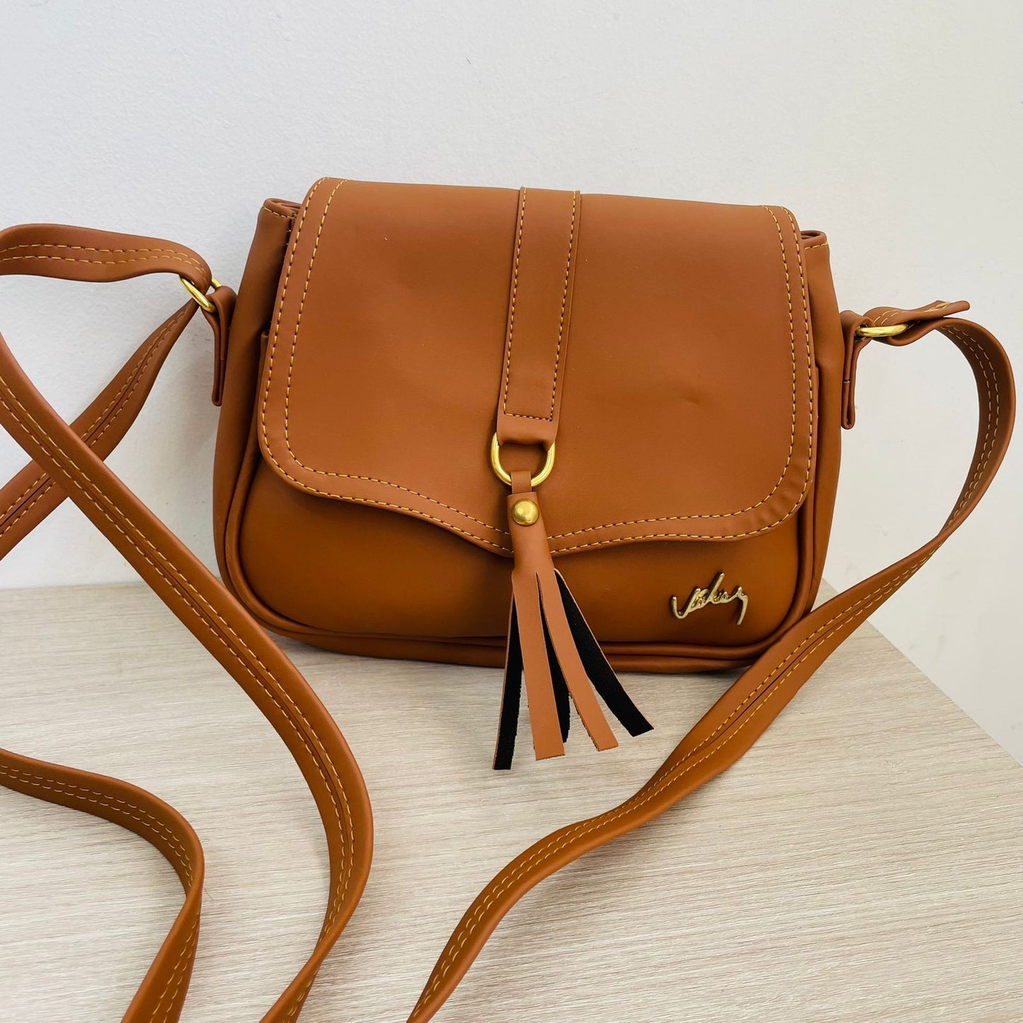 Bolso Velez en Cuero con Correa Ajustable 🔥👜